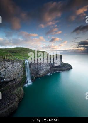 Cascata a RSPB Fowlsheugh della Riserva Naturale, Crawton, Kincardineshire , fowslheugh, Foto Stock
