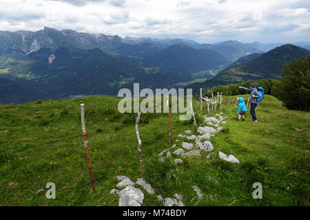 Madre e figlio escursionismo, esplorando il monte Matajur. Matajur è una montagna nelle Alpi Giulie sul confine tra Italia e Slovenia Foto Stock