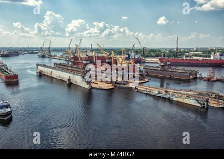 Cantiere città di Riga Daugava mangali nave petroliera ripair park sul fiume Drone DSLR Foto Stock