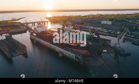 Cantiere città di Riga Daugava mangali nave petroliera ripair park sul fiume Drone DSLR Foto Stock