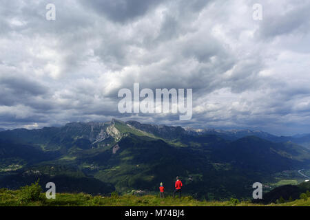 Madre e figlio escursionismo, esplorando il monte Matajur. Matajur è una montagna nelle Alpi Giulie sul confine tra Italia e Slovenia Foto Stock