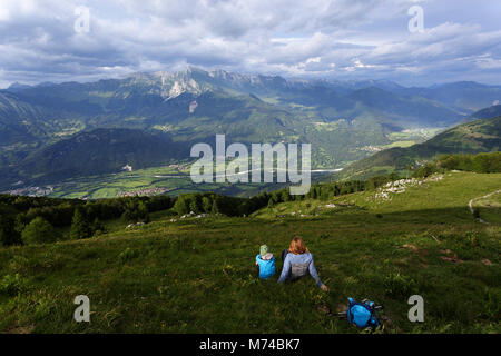 Madre e figlio escursionismo, esplorando il monte Matajur. Matajur è una montagna nelle Alpi Giulie sul confine tra Italia e Slovenia Foto Stock