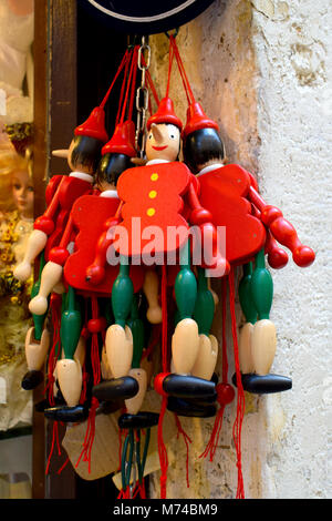 Pinocchio in legno burattini in vendita al di fuori del veneziano Negozio di souvenir Foto Stock