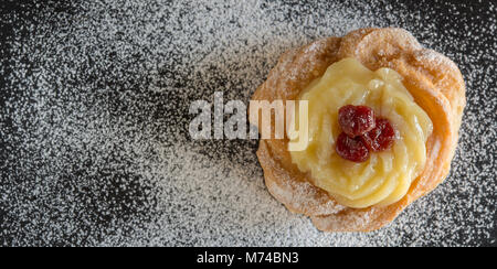 Tipica pasticceria napoletana chiamato zeppola di san giuseppe Foto Stock