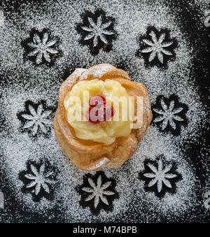 Tipica pasticceria napoletana chiamato zeppola di san giuseppe Foto Stock