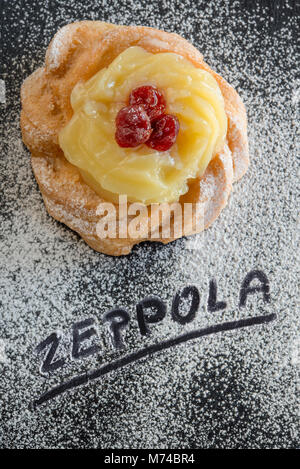 Tipica pasticceria napoletana chiamato zeppola di san giuseppe Foto Stock