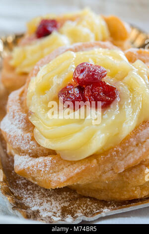 Tipica pasticceria napoletana chiamato zeppola di san giuseppe Foto Stock