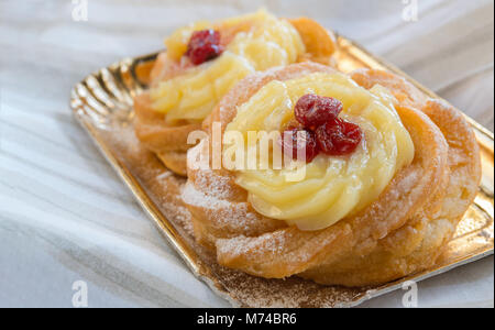 Tipica pasticceria napoletana chiamato zeppola di san giuseppe Foto Stock