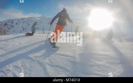 Snowboard Freeride inverno molti piloti con bordo in montagne prima corsa sulla parte superiore Foto Stock