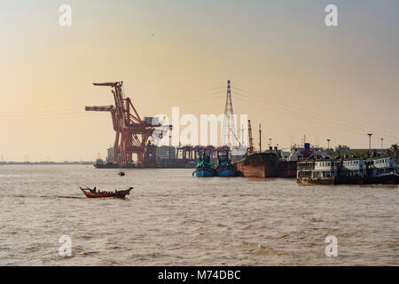 Yangon (Rangoon): fiume Yangon, nave arrugginito, gru portuale di Myanmar porto industriale, , Regione di Yangon, Myanmar (Birmania) Foto Stock