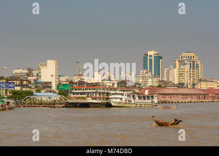 Yangon (Rangoon): fiume Yangon, nave arrugginito, gru portuali, , Regione di Yangon, Myanmar (Birmania) Foto Stock