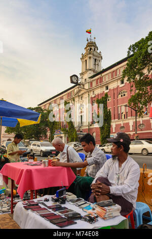 Yangon (Rangoon): casa doganale, Hawker, quartiere coloniale, Regione di Yangon, Myanmar (Birmania) Foto Stock