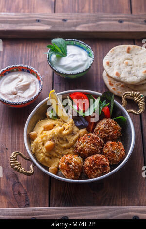 Hummus, falafel con insalata di pita, tahini e yogurt Foto Stock