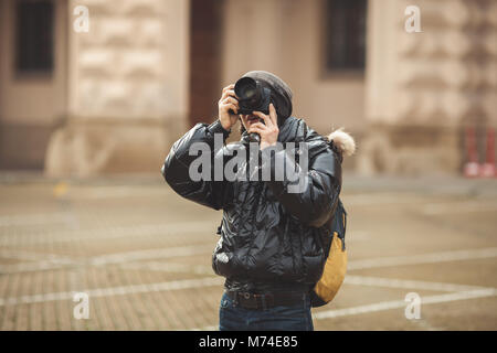 Uomo turistica riprese in Praga, camminando per le strade Foto Stock
