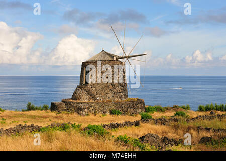 Il mulino a vento di Vila Nova do Corvo. Isole Azzorre, Portogallo Foto Stock