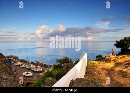 La contemplazione del mare. Vila Nova do Corvo al crepuscolo. Corvo isola. Azzorre, Portogallo Foto Stock