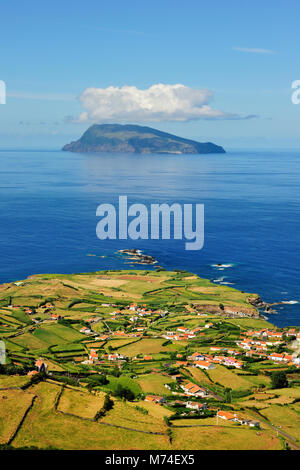 Ponta Delgada, sull isola di Flores. Corvo island all'orizzonte. Azzorre, Portogallo Foto Stock