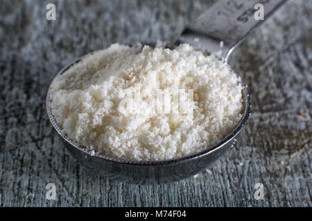 La farina di cocco nel misurino Foto Stock