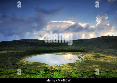 Caldeira Branca, una laguna di origine vulcanica. Sull isola di Flores. Azzorre, Portogallo Foto Stock