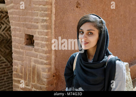 Abyaneh, Iran - 26 Aprile 2017: giovane donna iraniana in un hijab passeggiate intorno a un tradizionale villaggio di montagna. Foto Stock