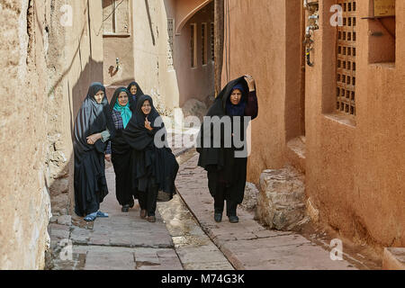 Abyaneh, Iran - 26 Aprile 2017: il gruppo delle donne iraniane in hijabs sono a piedi lungo una stradina di campagna in montagna. Foto Stock