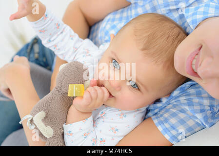 Baby cambia mom Foto Stock