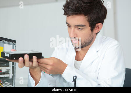 Giovane ingegnere Smontaggio cpu doppia esposizione Foto Stock
