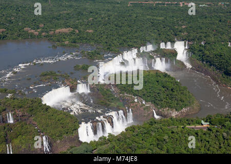 Iguazu Falls cascate acqua alta confine Brasile, Argentina sito patrimonio mondiale dell'UNESCO, meraviglie naturali del mondo panorama antenna paesaggio panoramico Foto Stock