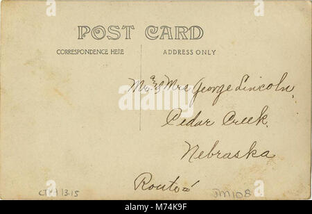 Quattro donne sono posate su una veranda, impegnate a guardare attraverso un album da cartolina. La scena cattura un tipico raduno sociale dei primi anni del XX secolo, offrendo uno sguardo sulla vita domestica di quell'epoca. Foto Stock