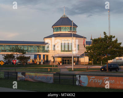 Cape May-Lewes Ferry Terminal a Cape May NJ in mattina presto luce estiva, © Katharine Andriotis Foto Stock