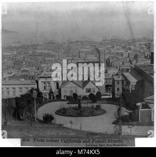 Una vista dall'angolo di California e Powell Street a San Francisco, guardando verso est, che mostra l'architettura e il paesaggio urbano della città. Foto Stock