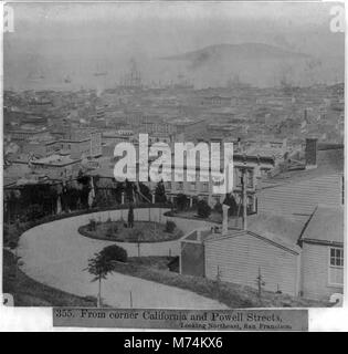 Una vista dall'angolo tra California e Powell Street a San Francisco, guardando a nord-est. Questa prospettiva cattura la vivace vita di strada, l'architettura e il paesaggio urbano della città. Foto Stock