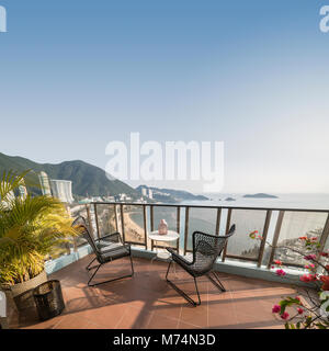 Tavolo e sedie con vista rilassante sulla spiaggia da un balcone in Repulse Bay. Hong Kong. Foto Stock