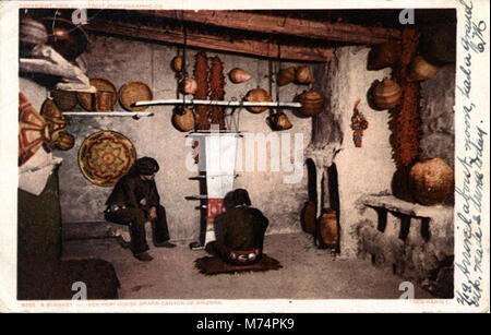 Una fotografia di un tessitore della coperta Hopi alla Hopi House, situata nel Grand Canyon dell'Arizona. L'immagine mette in risalto le tradizionali tecniche di tessitura dei nativi americani. Foto Stock