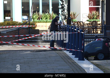 Kingston, Surrey, Regno Kingdom-October 27th 2017: uomo jet blocco lavaggio pavimentazione e circonda Foto Stock