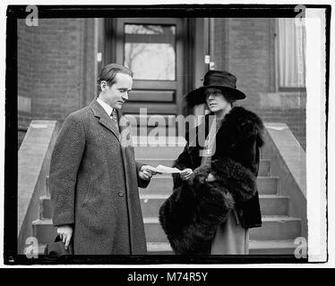 Una fotografia di Alice Roosevelt Longworth, un'influente figura americana, il 20 dicembre 1921. Nota per la sua influenza sociale e politica, fu una figura importante nella storia degli Stati Uniti all'inizio del XX secolo. Foto Stock