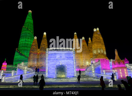 Edifici di ghiaccio al 2018 Harbin International Ice e Snow Sculpture Festival Foto Stock