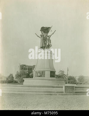 La fontana di Independence Square a Chicago, fotografata all'inizio del XX secolo, mostra un'iconica fontana nello spazio pubblico della città. Questa immagine storica evidenzia il significato architettonico e culturale della piazza. Foto Stock