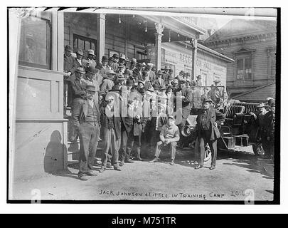 Jack Johnson, il famoso pugile, e il suo allenatore poco sono visti in un campo di allenamento. L'immagine mette in evidenza i preparativi e l'ambiente sportivo in cui si sono allenati per le partite di pugilato. Foto Stock