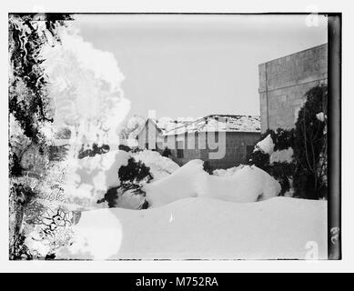 Una fotografia storica che mostra la città di Gerusalemme ricoperta di neve nel 1921, fornendo una rara vista del paesaggio invernale della città. Foto Stock
