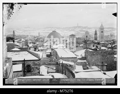 Una rara fotografia di Gerusalemme coperta di neve, che mette in evidenza i punti di riferimento e l'architettura distintivi della città in inverno, un evento meteorologico insolito per la regione. Foto Stock