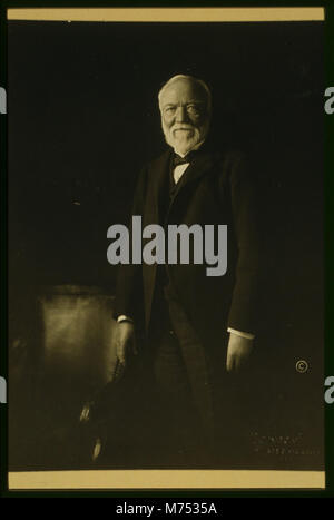 Andrew Carnegie, tre quarti di lunghezza verticale, in piedi, rivolto verso la parte anteriore) - Marceau, New York LCCN2001697068 Foto Stock