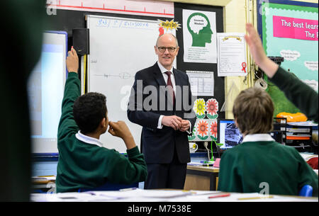 Nick Gibb MP, Ministro di Stato presso il Ministero dell'istruzione nella foto incontro puils in una scuola primaria in Birmingham, West Midlands, Regno Unito Foto Stock