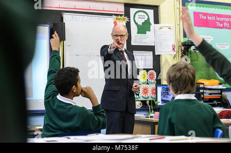 Nick Gibb MP, Ministro di Stato presso il Ministero dell'istruzione nella foto incontro puils in una scuola primaria in Birmingham, West Midlands, Regno Unito Foto Stock