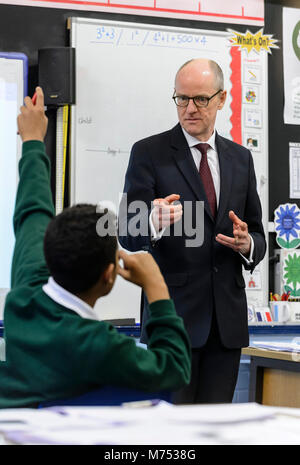 Nick Gibb MP, Ministro di Stato presso il Ministero dell'istruzione nella foto incontro puils in una scuola primaria in Birmingham, West Midlands, Regno Unito Foto Stock