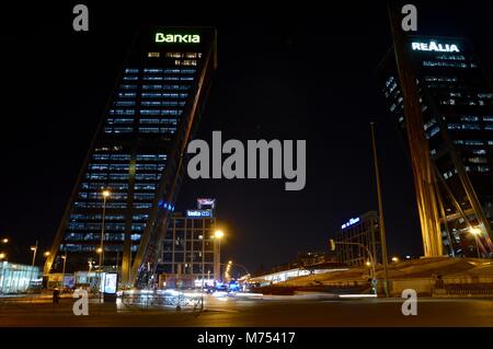 Vista notturna della Plaza de Castilla e il suo centro finanziario Foto Stock