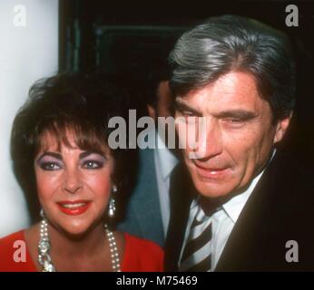 1981 FILE FOTO New York, NY Liz Taylor John Warner Foto di Adam Scull-Il PHOTOlink Foto Stock