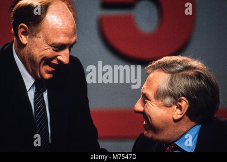 Neil Kinnock e vice leader del partito Roy Hattersley al Partito laburista Conferenza, Bournmouth in ottobre 1985 Neil Gordon Kinnock, Baron Kinnock, PC (nato il 28 marzo 1942) è un partito laburista britannico politico. Ha servito come un membro del Parlamento europeo dal 1970 fino al 1995, prima per Bedwellty e poi per Islwyn. Egli è stato il leader del partito laburista e il leader dell opposizione dal 1983 fino al 1992. Foto Stock