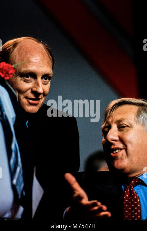 Neil Kinnock e vice leader del partito Roy Hattersley al Partito laburista Conferenza, Bournmouth in ottobre 1985 Neil Gordon Kinnock, Baron Kinnock, PC (nato il 28 marzo 1942) è un partito laburista britannico politico. Ha servito come un membro del Parlamento europeo dal 1970 fino al 1995, prima per Bedwellty e poi per Islwyn. Egli è stato il leader del partito laburista e il leader dell opposizione dal 1983 fino al 1992. Foto Stock