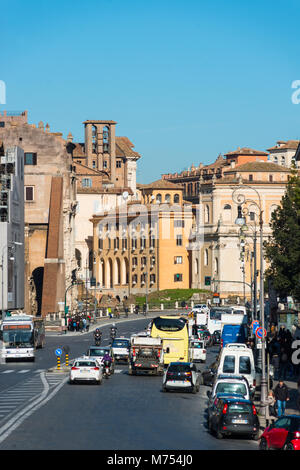 Ricerca di Via Luigi Petroselli verso Roma centro città da Piazza della Bocca della Verità. Lazio. L'Italia. Foto Stock